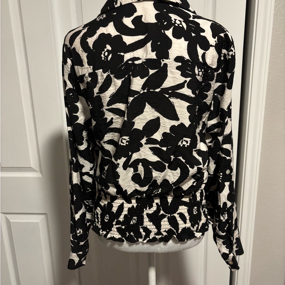 Fig and Flower Black and Green Floral Blouse - Picture 5 of 8